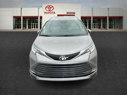 New 2026 Toyota Sienna Limited image 3