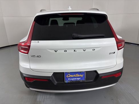 Used 2025 Volvo XC40 B5 Plus image 7