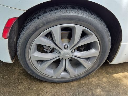 Used 2017 Chrysler Pacifica Limited w/ UConnect Theater Package FWD image 5