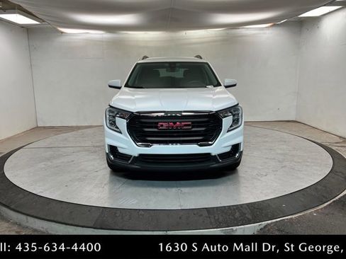 Used 2024 GMC Terrain SLE w/ Driver Convenience Package image 8