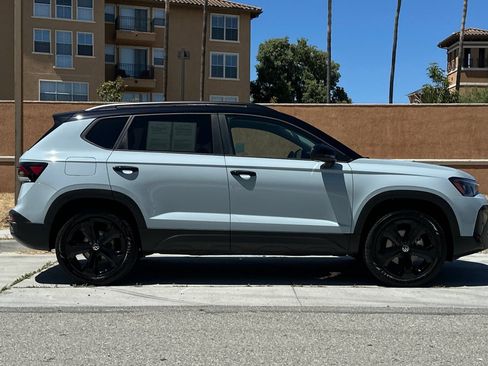 Certified 2026 Volkswagen Taos SE AWD/4WD image 3