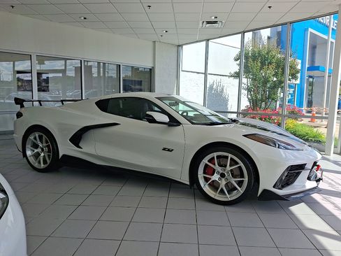 Used 2023 Chevrolet Corvette Stingray Premium Cpe w/ Z51 Performance Package RWD image 7