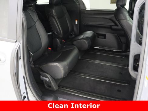 Used 2025 Toyota Sienna XLE Woodland Edition image 38