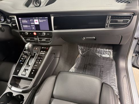 Certified 2026 Porsche Macan AWD/4WD image 17