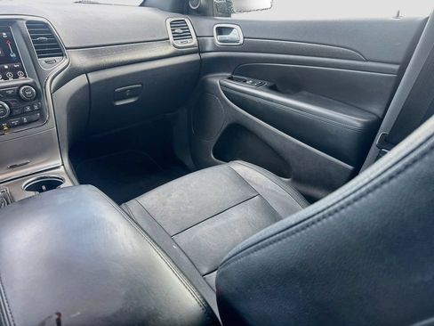 Used 2018 Jeep Grand Cherokee Laredo RWD image 25