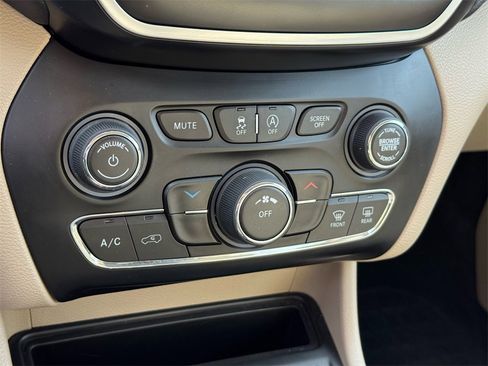 Used 2019 Jeep Cherokee Latitude w/ Popular Appearance Group image 28