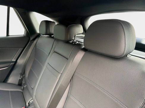 Used 2025 Mercedes-Benz GLC 300 4MATIC image 32