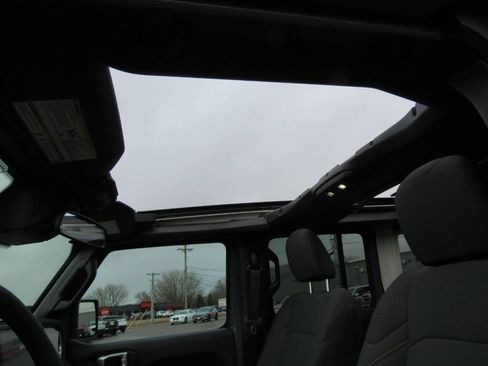 Used 2025 Jeep Wrangler Unlimited Sahara w/ Safety Group image 22