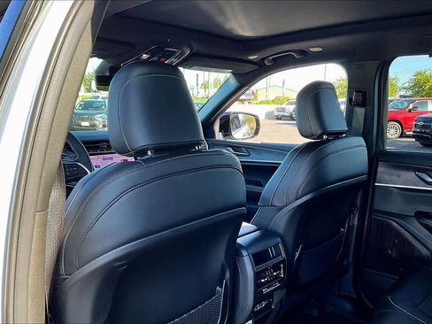 New 2025 Jeep Grand Cherokee Limited w/ Luxury Tech Group II image 12