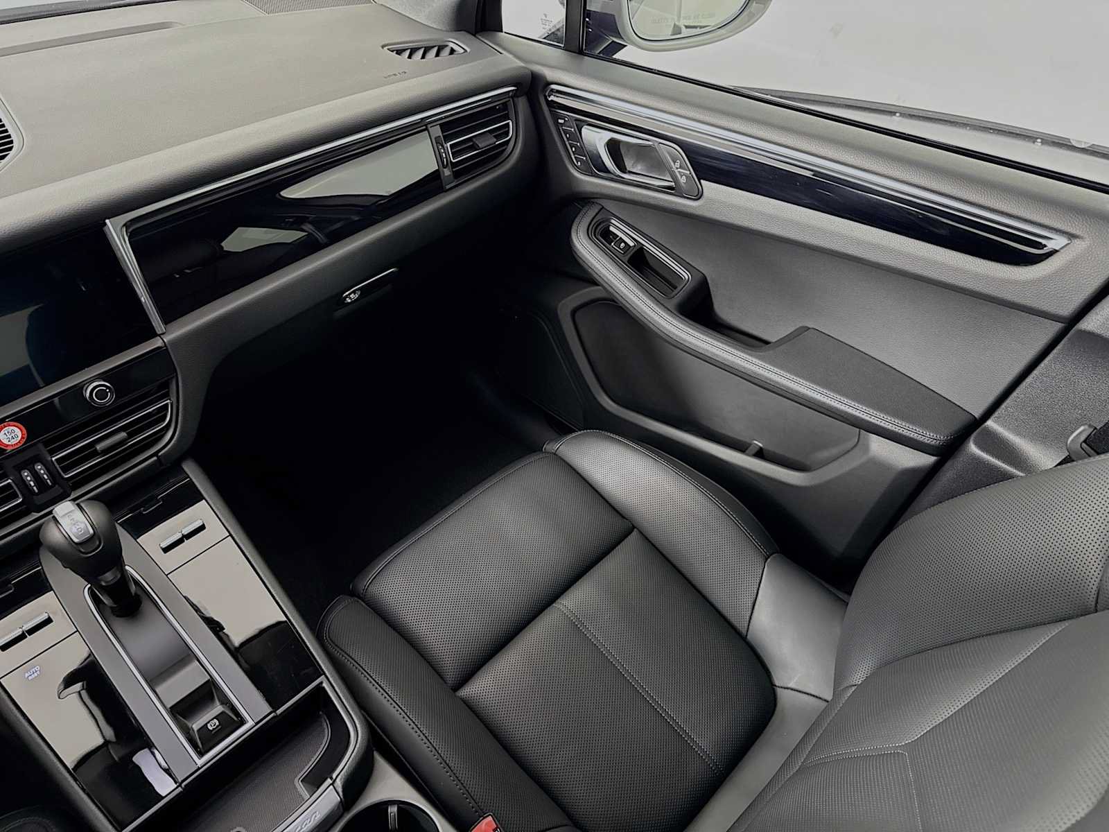 Certified 2026 Porsche Macan AWD/4WD image 25