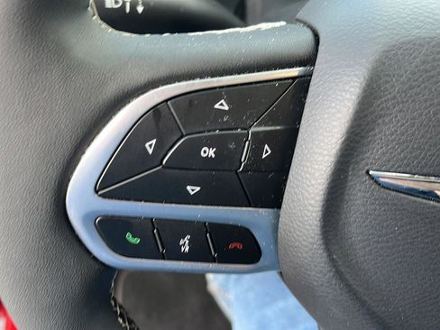 Used 2025 Chrysler Pacifica Select image 11