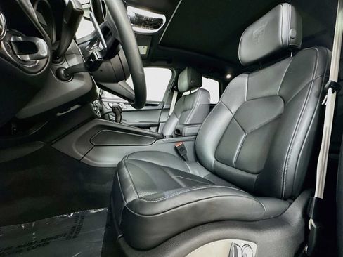 Certified 2026 Porsche Macan AWD/4WD image 5