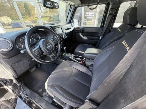 Used 2015 Jeep Wrangler Unlimited Sahara w/ Connectivity Group AWD/4WD image 11