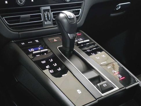 Used 2025 Porsche Macan AWD/4WD image 35