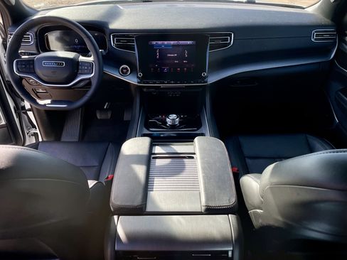 Used 2025 Jeep Wagoneer 4WD image 21