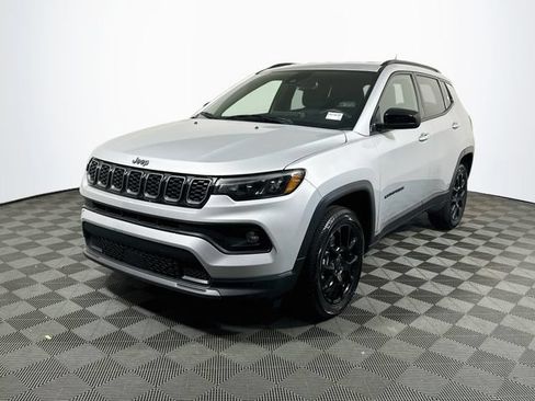 Used 2025 Jeep Compass Latitude w/ Convenience Group AWD/4WD image 4