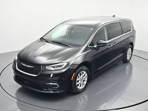 Used 2023 Chrysler Pacifica Touring-L FWD image 28