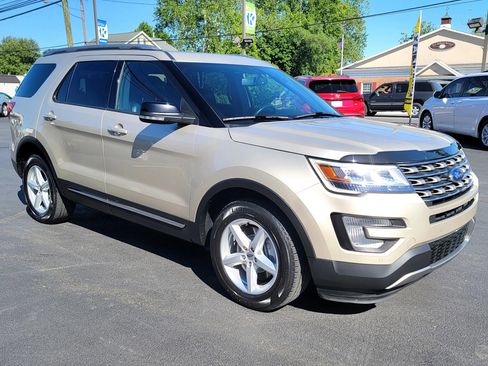 Used 2017 Ford Explorer XLT w/ Equipment Group 202A AWD/4WD image 3