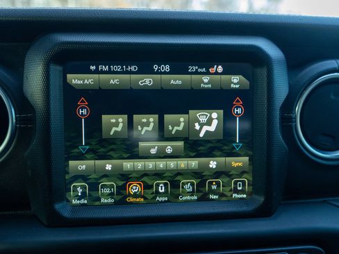 Used 2018 Jeep Wrangler Unlimited Sahara w/ Uconnect 4C Nav & Sound Group image 17