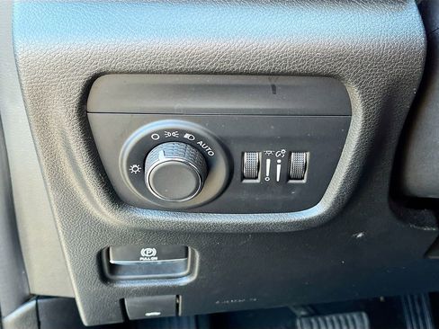 Used 2023 Jeep Grand Cherokee L Laredo image 12