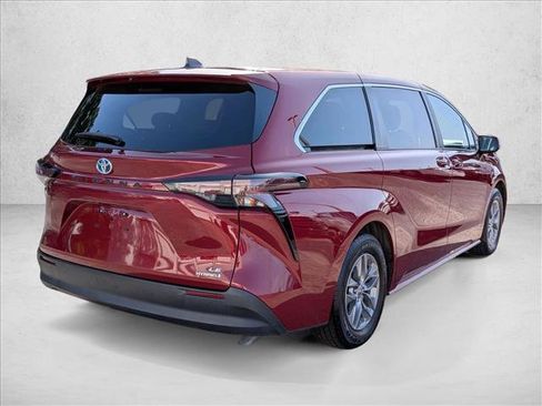 Used 2023 Toyota Sienna LE FWD image 5