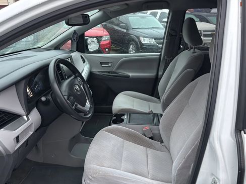 Used 2018 Toyota Sienna LE image 4