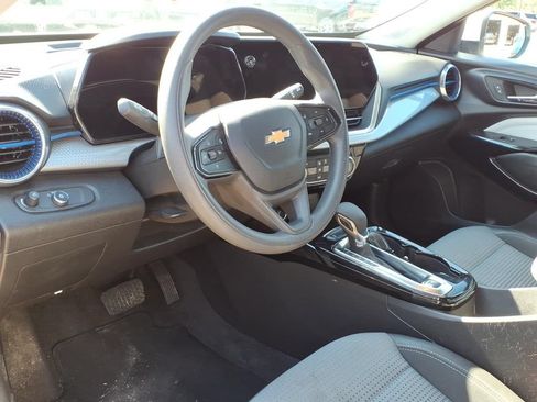 Used 2025 Chevrolet Trax LT FWD image 10
