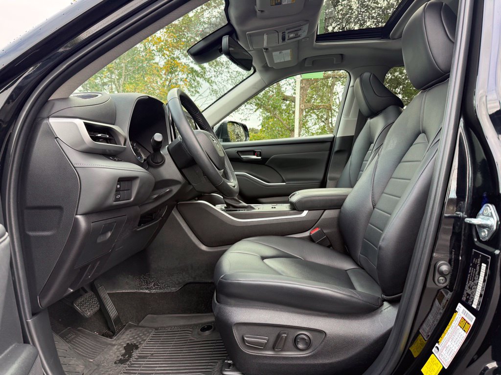 Used 2023 Toyota Highlander XLE AWD/4WD image 12