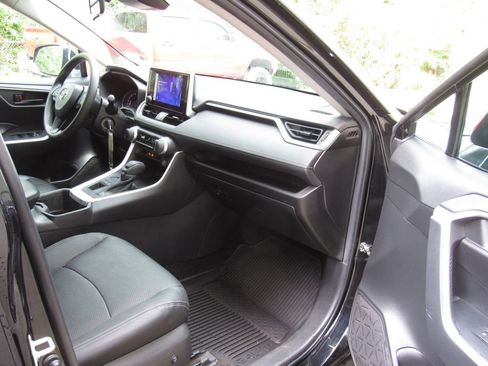 Used 2023 Toyota RAV4 LE AWD/4WD image 17