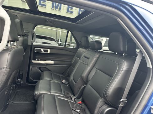 Used 2022 Ford Explorer XLT w/ Equipment Group 202A AWD/4WD image 8