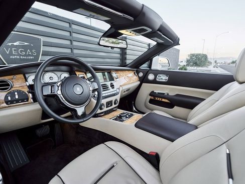 Used 2017 Rolls-Royce Dawn image 2
