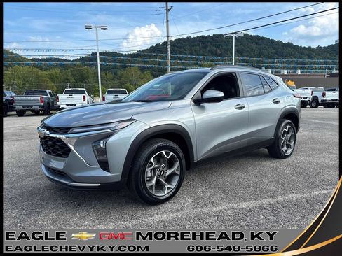 Used 2026 Chevrolet Trax LT FWD image 1