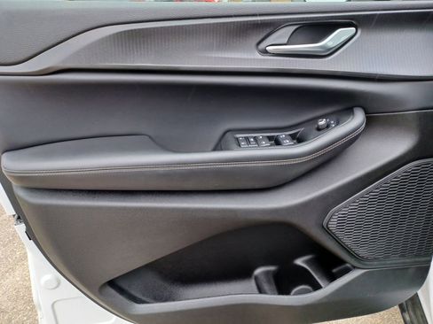 Used 2023 Jeep Grand Cherokee Altitude AWD/4WD image 12