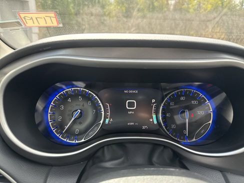 Used 2023 Chrysler Pacifica Touring-L FWD image 17