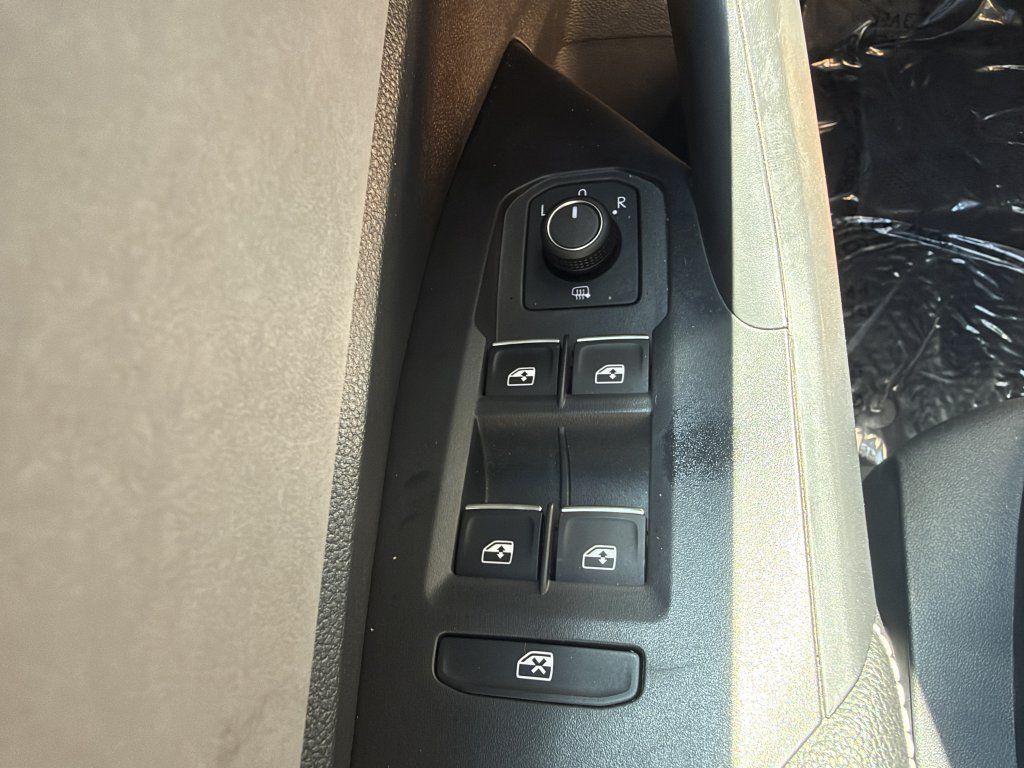 Used 2025 Volkswagen Jetta SE w/ Sunroof Package FWD image 27