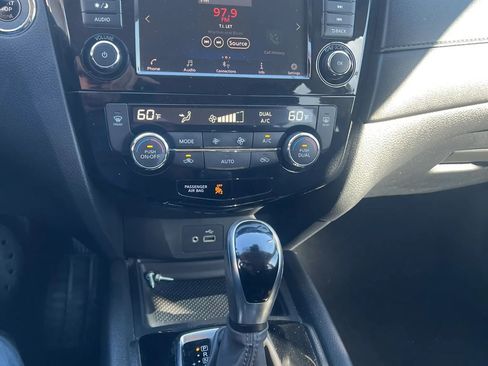Used 2020 Nissan Rogue SV FWD image 16