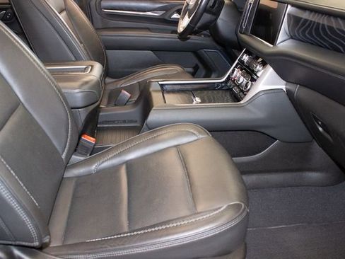 Used 2022 GMC Yukon XL Denali w/ Denali Premium Package image 10