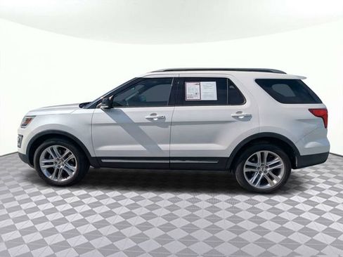 Used 2017 Ford Explorer XLT w/ Equipment Group 202A FWD image 5