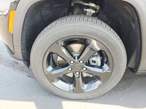 Used 2024 Jeep Grand Cherokee L Altitude AWD/4WD image 22