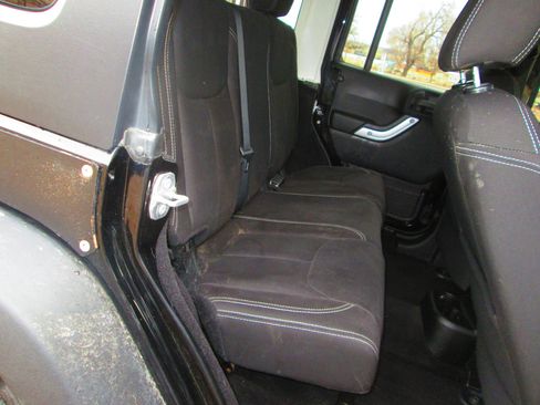 Used 2015 Jeep Wrangler Unlimited Rubicon image 10