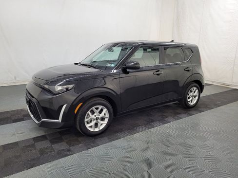 Used 2025 Kia Soul LX w/ LX Technology Package image 2