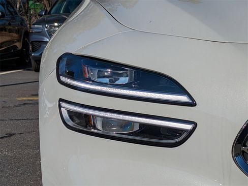 Used 2025 Genesis G70 2.5T image 9