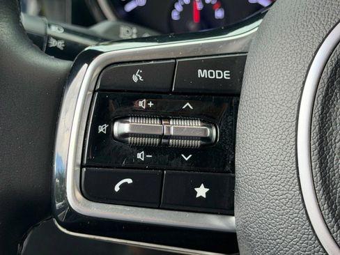 Used 2023 Kia Carnival EX FWD image 25