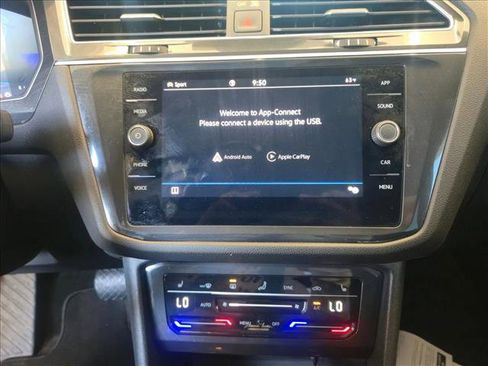 Used 2024 Volkswagen Tiguan SE image 12