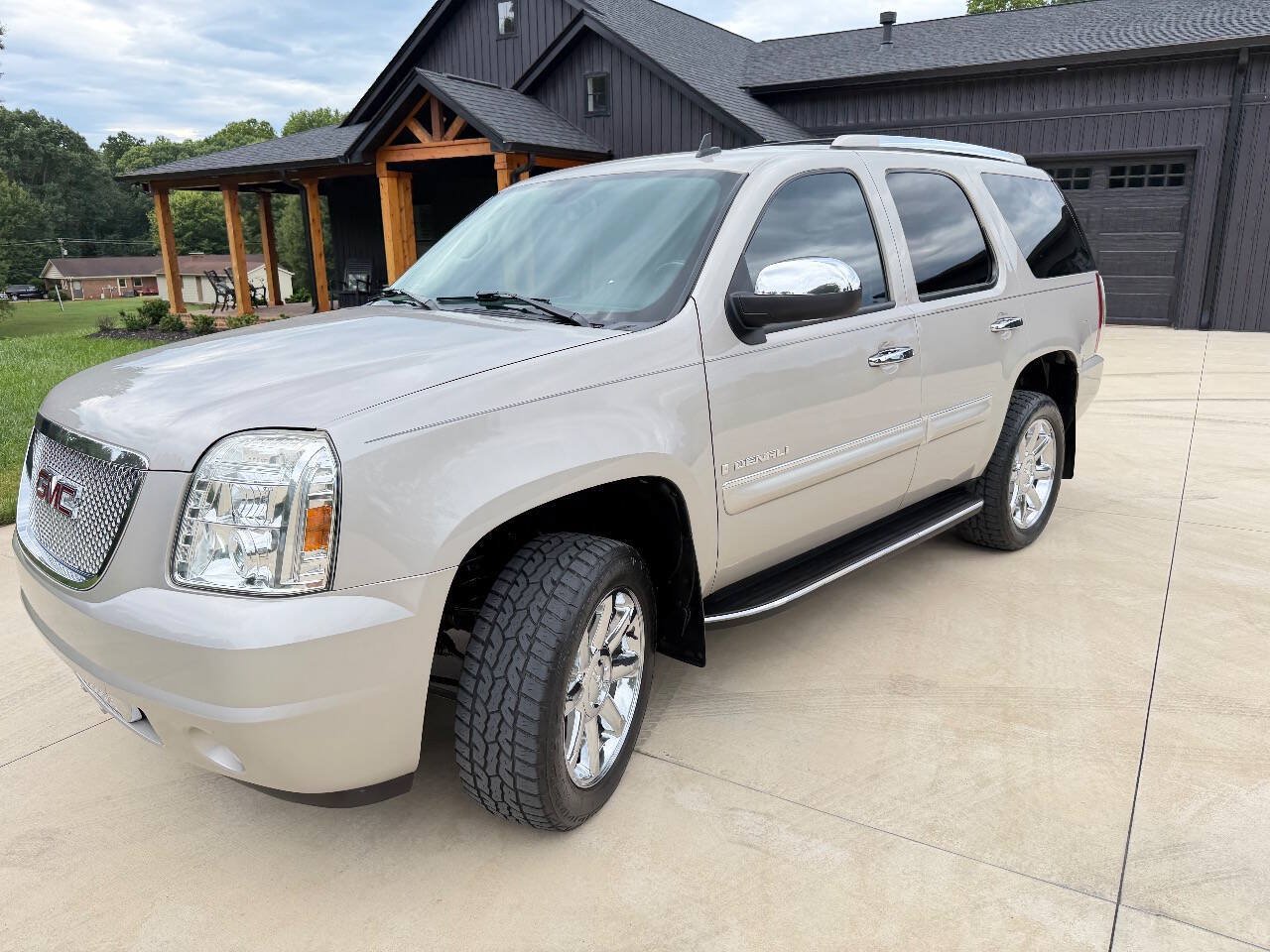 Used 2007 GMC Yukon Denali AWD/4WD image 2