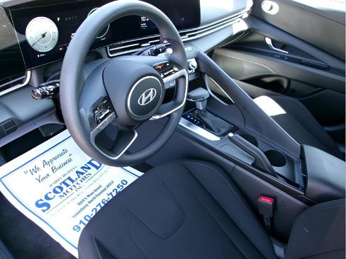 Used 2024 Hyundai Elantra SEL image 12