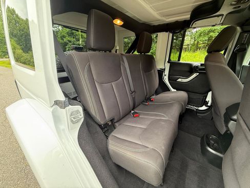 Used 2017 Jeep Wrangler Unlimited Sahara w/ Connectivity Group AWD/4WD image 26