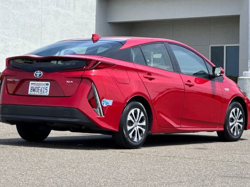 Used 2021 Toyota Prius Prime XLE FWD image 2