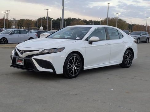 Used 2024 Toyota Camry SE image 10