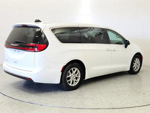 Used 2023 Chrysler Pacifica Touring-L FWD image 7